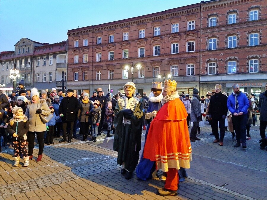 Przez Świętochłowice przeszedł Orszak Trzech Króli. W uroczystości wzięli udział przedstawiciele władz miasta, mieszkańcy i oczywiście Trzej Mędrcy, którzy nieśli ze sobą złoto, kadzidło i mirrę.