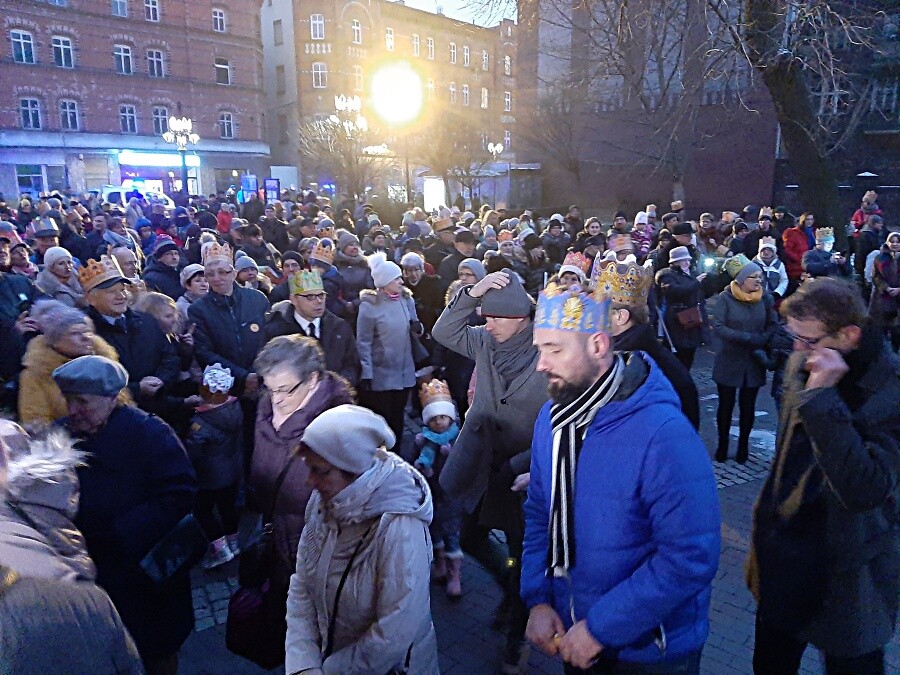 Przez Świętochłowice przeszedł Orszak Trzech Króli. W uroczystości wzięli udział przedstawiciele władz miasta, mieszkańcy i oczywiście Trzej Mędrcy, którzy nieśli ze sobą złoto, kadzidło i mirrę.