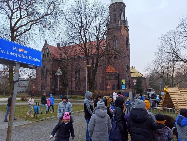 6 stycznia barwny korowód prowadzony przez trzech króli przeszedł z placu ks. Leopolda Raabe przed kościołem św. Jana Chrzciciela ul. Katowicką do kościoła pw. św. apostołów Piotra i Pawła.