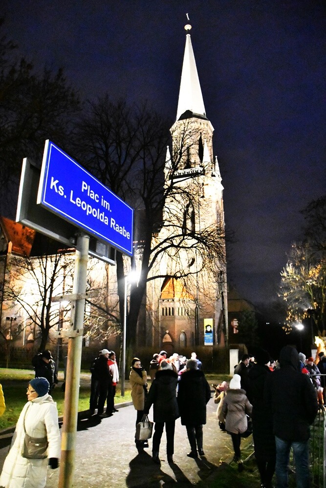 Dziś Święto Objawienia Pańskiego potocznie zwane świętem Trzech Króli. Z tej okazji ulicami Świętochłowic przemaszerował barwny orszak.

fot. Jacek Knapik