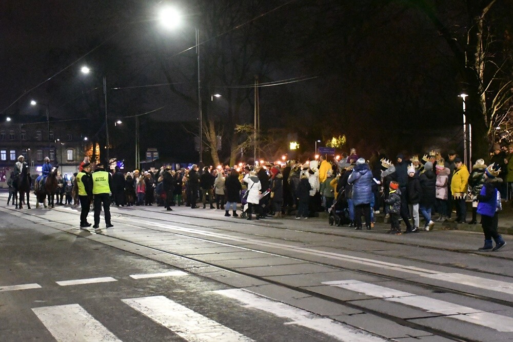 Dziś Święto Objawienia Pańskiego potocznie zwane świętem Trzech Króli. Z tej okazji ulicami Świętochłowic przemaszerował barwny orszak.

fot. Jacek Knapik