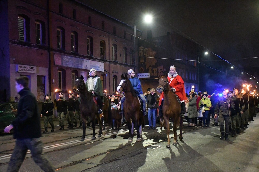 Dziś Święto Objawienia Pańskiego potocznie zwane świętem Trzech Króli. Z tej okazji ulicami Świętochłowic przemaszerował barwny orszak.

fot. Jacek Knapik