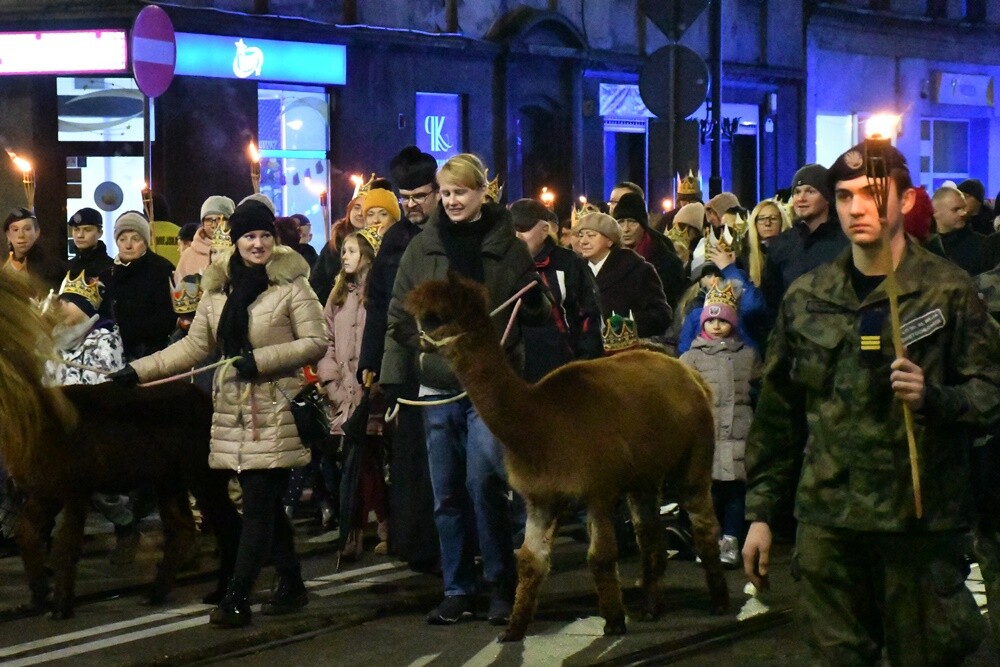 Dziś Święto Objawienia Pańskiego potocznie zwane świętem Trzech Króli. Z tej okazji ulicami Świętochłowic przemaszerował barwny orszak.

fot. Jacek Knapik