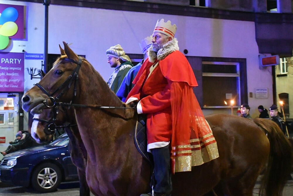 Dziś Święto Objawienia Pańskiego potocznie zwane świętem Trzech Króli. Z tej okazji ulicami Świętochłowic przemaszerował barwny orszak.

fot. Jacek Knapik