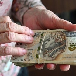 Oszustwo "na inwestycje" w &#346;wi&#281;toch&#322;owicach. 68-latka straci&#322;a 125 tys. z&#322;