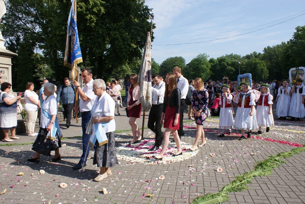 Jak co roku, także dzisiejsza procesja Bożego Ciała na Lipinach była przesączona duchem tradycji nie tylko religijnej, ale również ludowej.