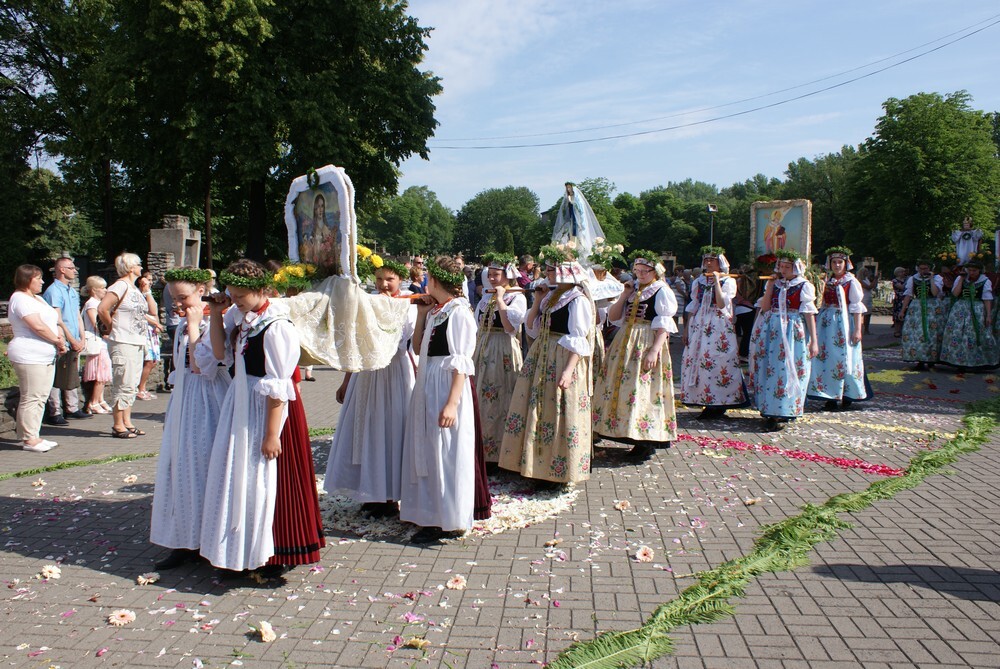 Jak co roku, także dzisiejsza procesja Bożego Ciała na Lipinach była przesączona duchem tradycji nie tylko religijnej, ale również ludowej.