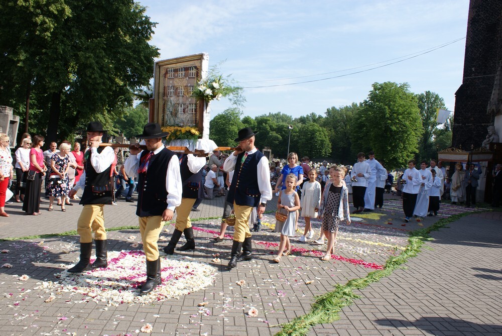 Jak co roku, także dzisiejsza procesja Bożego Ciała na Lipinach była przesączona duchem tradycji nie tylko religijnej, ale również ludowej.