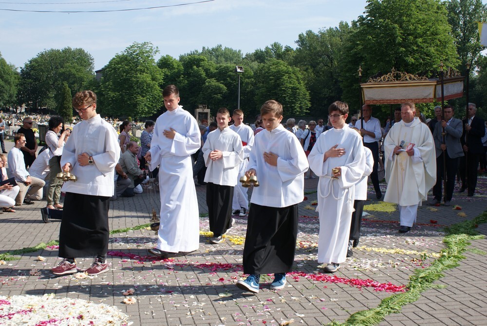 Jak co roku, także dzisiejsza procesja Bożego Ciała na Lipinach była przesączona duchem tradycji nie tylko religijnej, ale również ludowej.