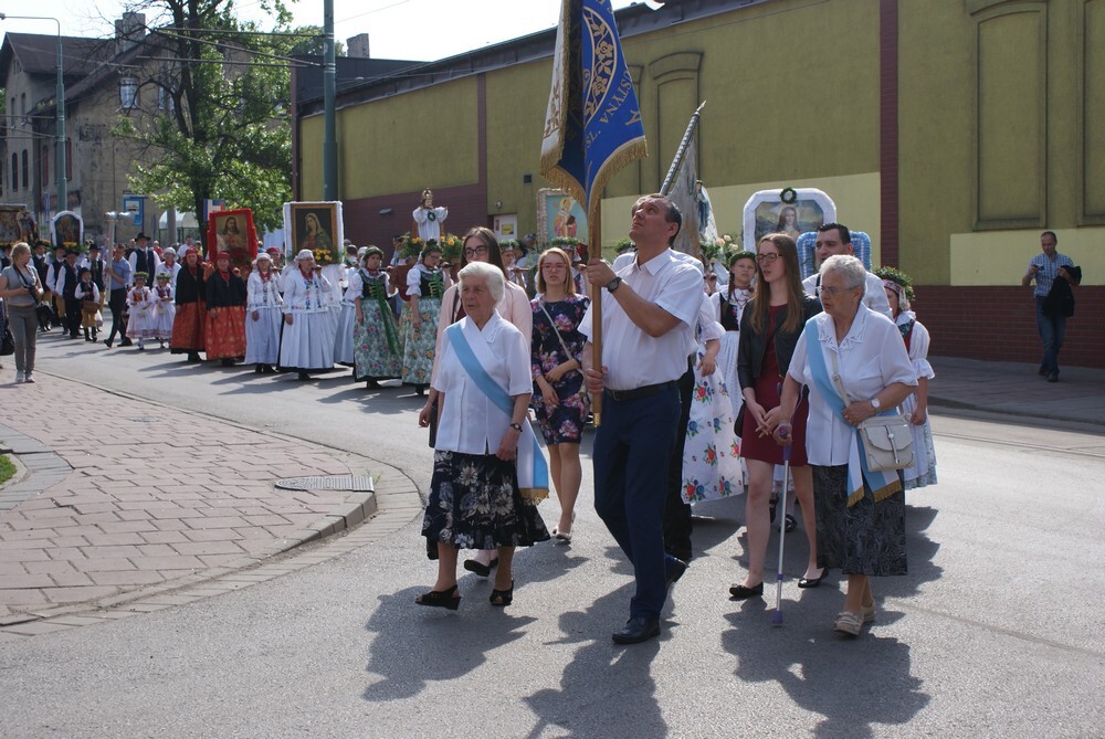 Jak co roku, także dzisiejsza procesja Bożego Ciała na Lipinach była przesączona duchem tradycji nie tylko religijnej, ale również ludowej.