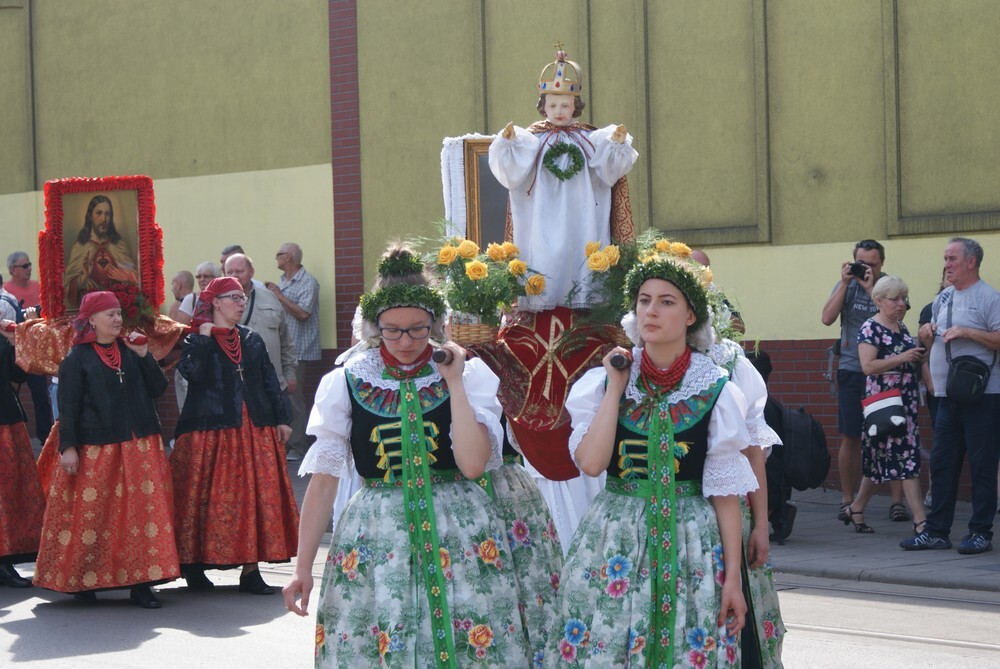 Jak co roku, także dzisiejsza procesja Bożego Ciała na Lipinach była przesączona duchem tradycji nie tylko religijnej, ale również ludowej.
