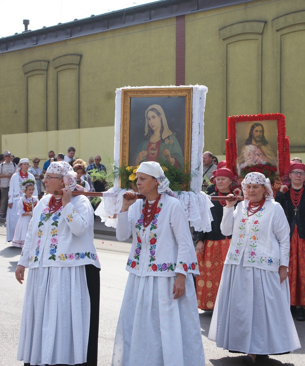 Jak co roku, także dzisiejsza procesja Bożego Ciała na Lipinach była przesączona duchem tradycji nie tylko religijnej, ale również ludowej.