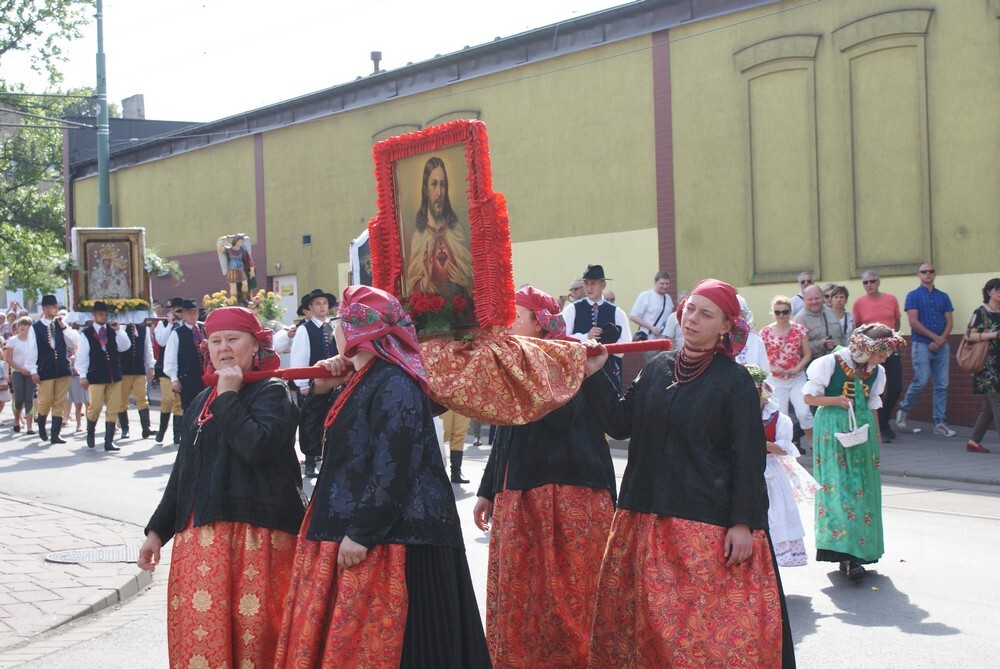 Jak co roku, także dzisiejsza procesja Bożego Ciała na Lipinach była przesączona duchem tradycji nie tylko religijnej, ale również ludowej.