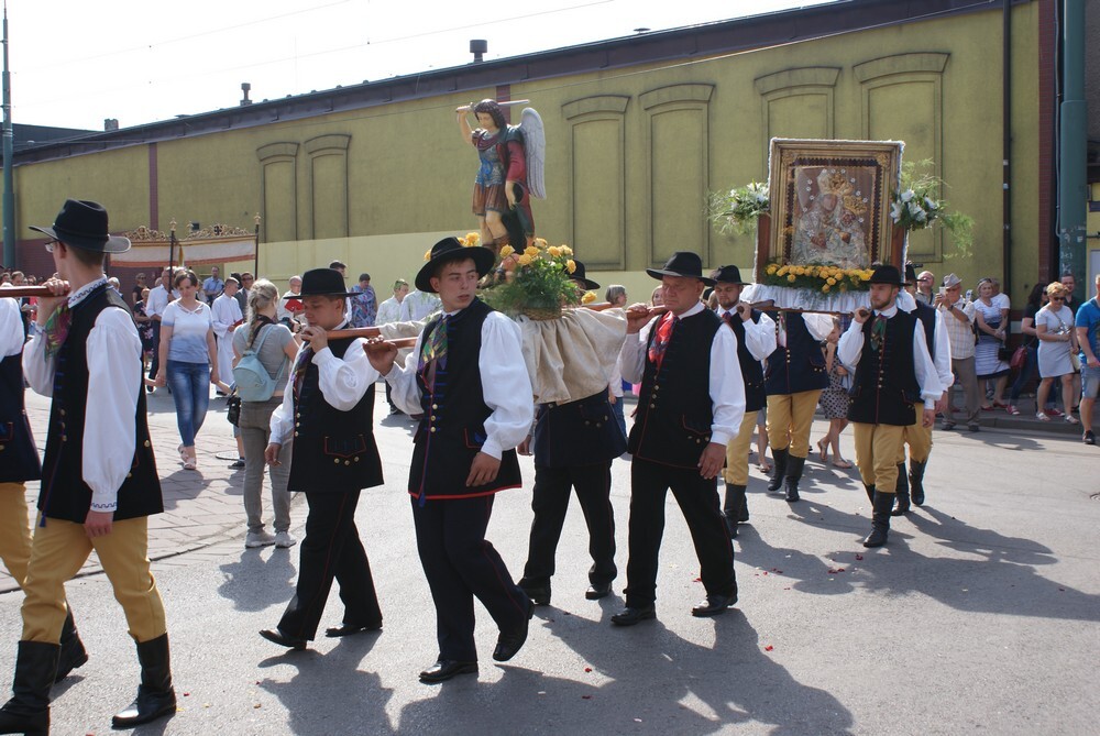 Jak co roku, także dzisiejsza procesja Bożego Ciała na Lipinach była przesączona duchem tradycji nie tylko religijnej, ale również ludowej.