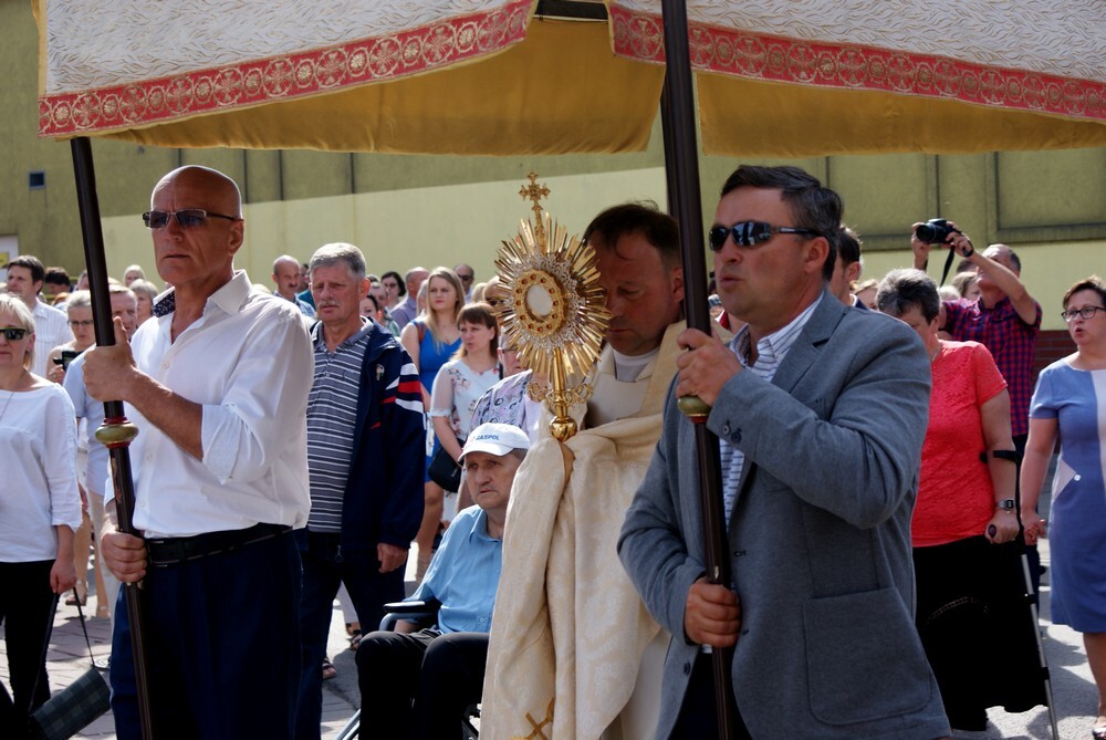 Jak co roku, także dzisiejsza procesja Bożego Ciała na Lipinach była przesączona duchem tradycji nie tylko religijnej, ale również ludowej.