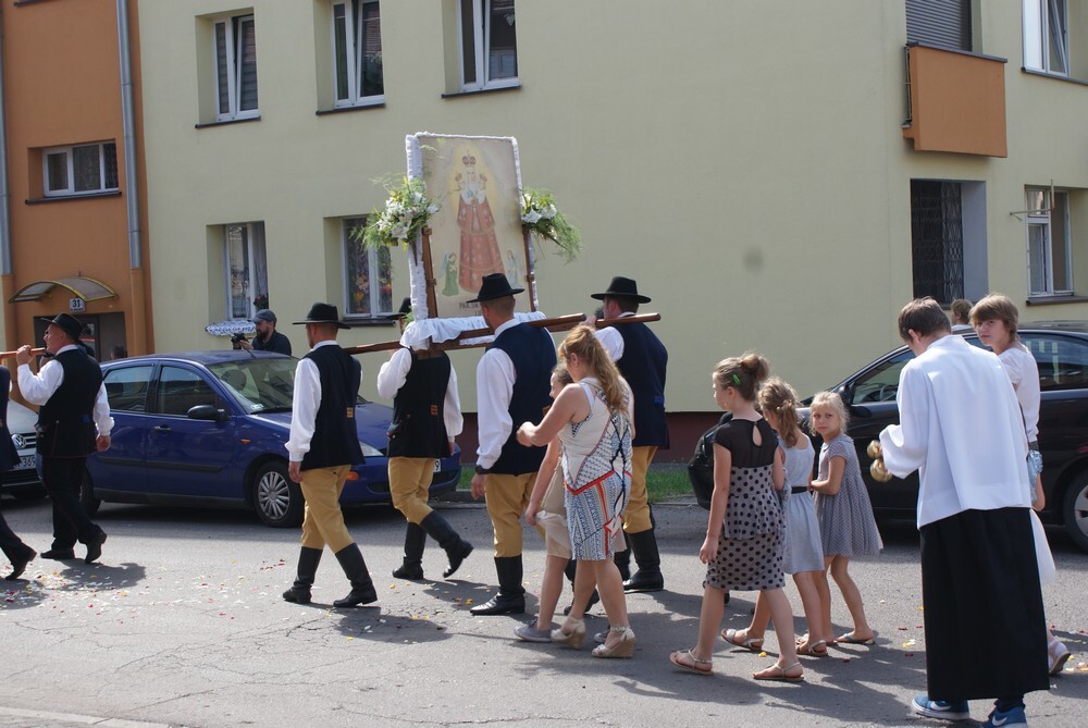 Jak co roku, także dzisiejsza procesja Bożego Ciała na Lipinach była przesączona duchem tradycji nie tylko religijnej, ale również ludowej.