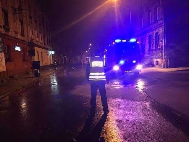 Wiele godzin trwało usuwanie plamy oleju z traktora, która ciągnęła się na całej długości ulicy Dworcowej w Świętochłowicach.