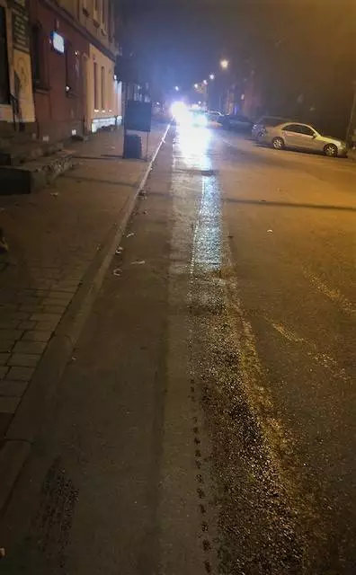 Wiele godzin trwało usuwanie plamy oleju z traktora, która ciągnęła się na całej długości ulicy Dworcowej w Świętochłowicach.