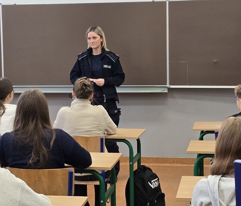 Policjanci edukują uczniów o hejcie i cyberprzemocy w sieci. Spotkanie w SP 19