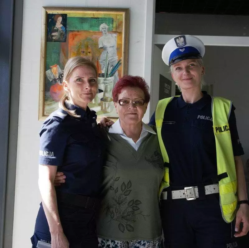 Policjanci na rozmowach z seniorami o bezpieczeństwie na drodze w wieżach KWK Polska