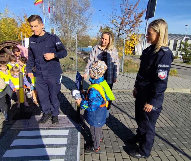 Policjanci uczą przedszkolaków z „Pingwinków” bezpiecznego zachowania na drodze
