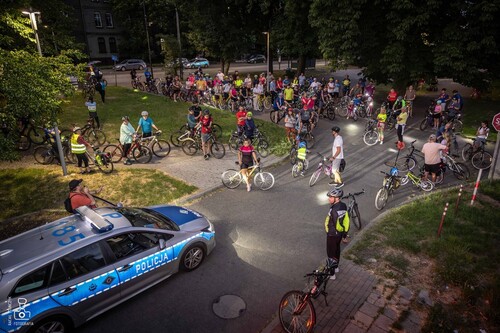 Policjanci zabezpieczali rowerowy przejazd "Nocno Rajza z Grafem Donnersmarckiem"