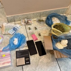 Policjanci zabezpieczyli blisko kilogram narkotyków – 25-latka trafi&#322;a do aresztu