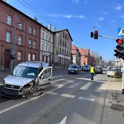 Po&#347;cig za pijanym kierowc&#261; przez &#346;wi&#281;toch&#322;owice i Chorzów. Spowodowa&#322; dwie kolizje