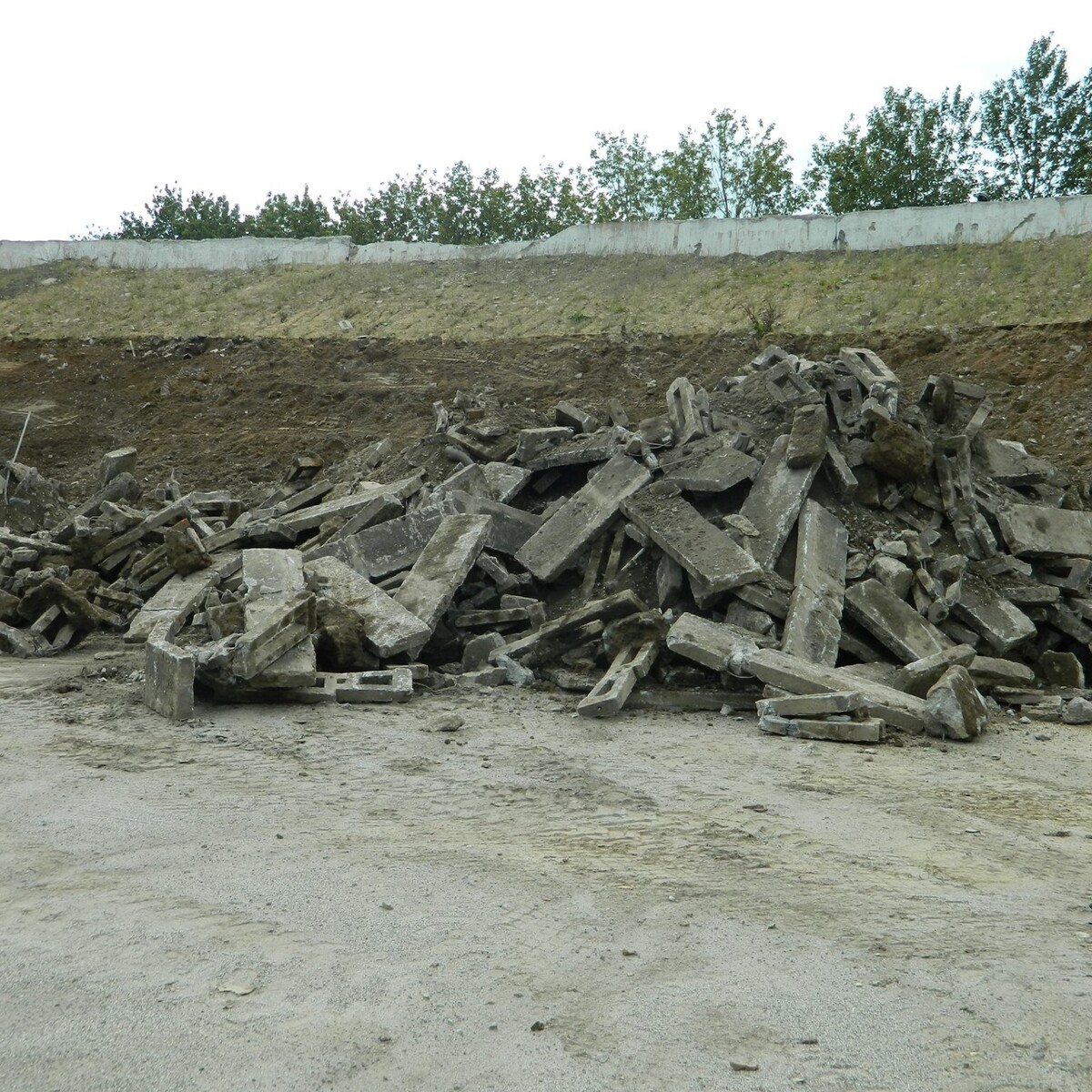 Na stadion OSiR "Skałka" im. Pawła Waloszka powrócił "ciężki" sprzęt. Prowadzone obecnie prace są wstępnym etapem do zabezpieczenia skarp naziemnych.