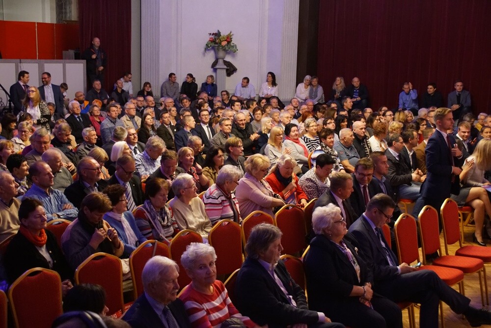 W Centrum Kultury Śląskiej odbywa się spotkanie premiera RP Mateusza Morawieckiego z mieszkańcami Świętochłowic.