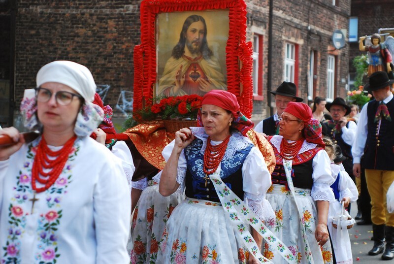 Procesja Bożego Ciała w świetochłowickich Lipinach: 20 czerwca, po uroczystej mszy świętej odprawionej w kościele św. Augustyna ulicami Lipin przeszła barwna procesja Bożego Ciała. Wzięły w niej udział prawdziwe tłumy! Tutejsza uroczystość ma wyjątkowy charakter, ponieważ mieszkańcy ubierają się w tradycyjne stroje regionalne.