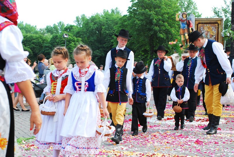 Procesja Bożego Ciała w świetochłowickich Lipinach: 20 czerwca, po uroczystej mszy świętej odprawionej w kościele św. Augustyna ulicami Lipin przeszła barwna procesja Bożego Ciała. Wzięły w niej udział prawdziwe tłumy! Tutejsza uroczystość ma wyjątkowy charakter, ponieważ mieszkańcy ubierają się w tradycyjne stroje regionalne.