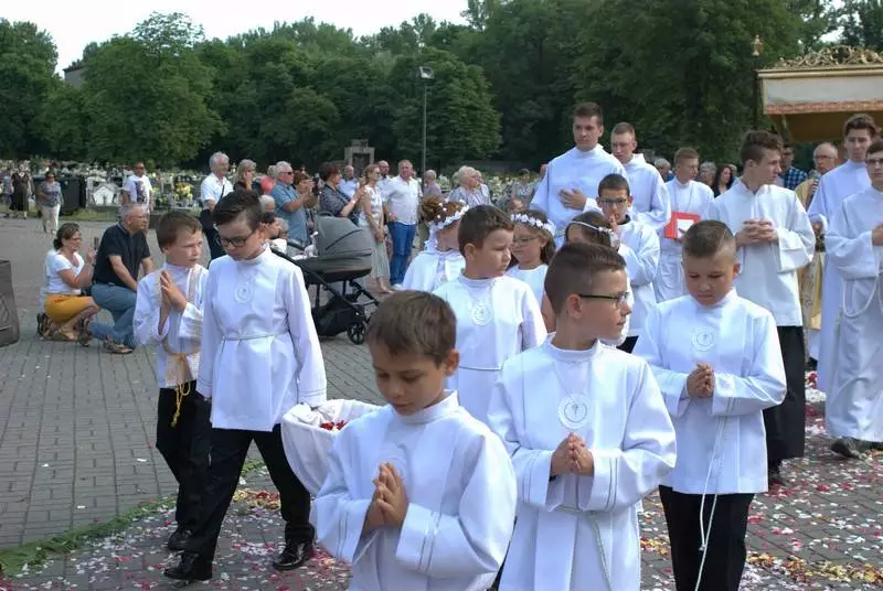 Procesja Bożego Ciała w świetochłowickich Lipinach: 20 czerwca, po uroczystej mszy świętej odprawionej w kościele św. Augustyna ulicami Lipin przeszła barwna procesja Bożego Ciała. Wzięły w niej udział prawdziwe tłumy! Tutejsza uroczystość ma wyjątkowy charakter, ponieważ mieszkańcy ubierają się w tradycyjne stroje regionalne.