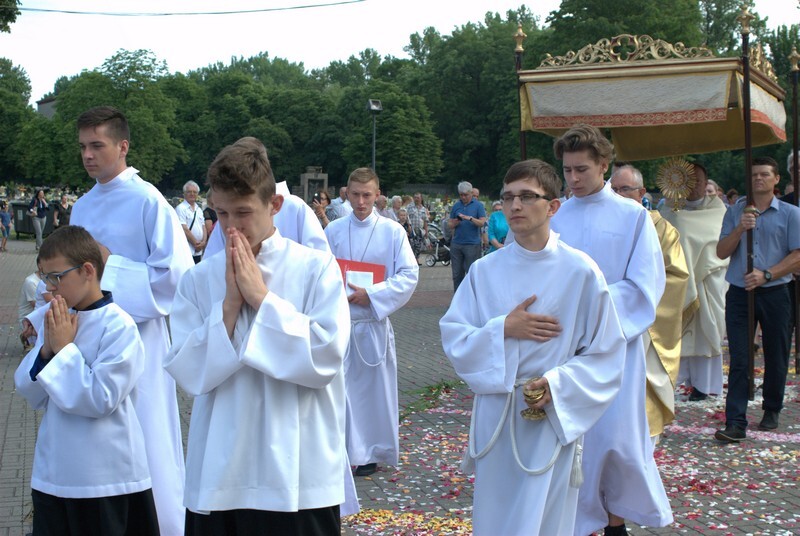 Procesja Bożego Ciała w świetochłowickich Lipinach: 20 czerwca, po uroczystej mszy świętej odprawionej w kościele św. Augustyna ulicami Lipin przeszła barwna procesja Bożego Ciała. Wzięły w niej udział prawdziwe tłumy! Tutejsza uroczystość ma wyjątkowy charakter, ponieważ mieszkańcy ubierają się w tradycyjne stroje regionalne.