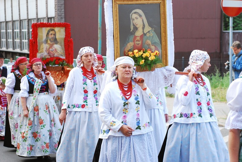 Procesja Bożego Ciała w świetochłowickich Lipinach: 20 czerwca, po uroczystej mszy świętej odprawionej w kościele św. Augustyna ulicami Lipin przeszła barwna procesja Bożego Ciała. Wzięły w niej udział prawdziwe tłumy! Tutejsza uroczystość ma wyjątkowy charakter, ponieważ mieszkańcy ubierają się w tradycyjne stroje regionalne.