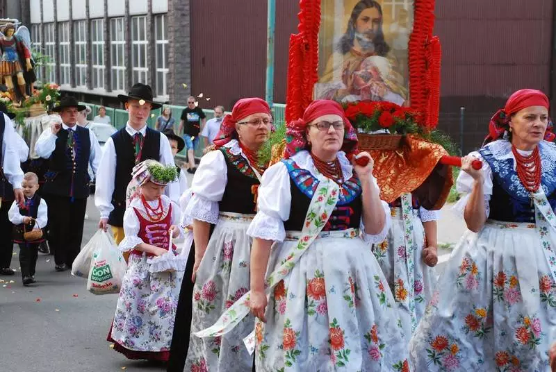 Procesja Bożego Ciała w świetochłowickich Lipinach: 20 czerwca, po uroczystej mszy świętej odprawionej w kościele św. Augustyna ulicami Lipin przeszła barwna procesja Bożego Ciała. Wzięły w niej udział prawdziwe tłumy! Tutejsza uroczystość ma wyjątkowy charakter, ponieważ mieszkańcy ubierają się w tradycyjne stroje regionalne.