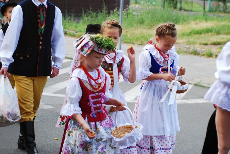 Procesja Bożego Ciała w świetochłowickich Lipinach: 20 czerwca, po uroczystej mszy świętej odprawionej w kościele św. Augustyna ulicami Lipin przeszła barwna procesja Bożego Ciała. Wzięły w niej udział prawdziwe tłumy! Tutejsza uroczystość ma wyjątkowy charakter, ponieważ mieszkańcy ubierają się w tradycyjne stroje regionalne.