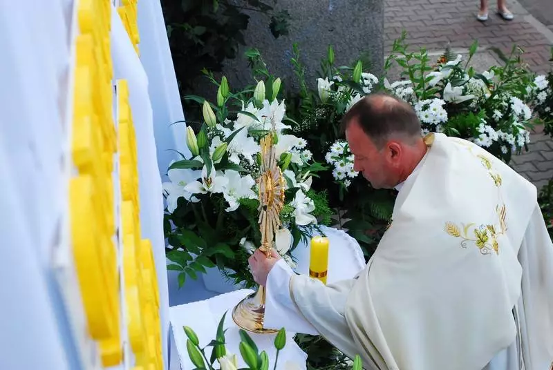 Procesja Bożego Ciała w świetochłowickich Lipinach: 20 czerwca, po uroczystej mszy świętej odprawionej w kościele św. Augustyna ulicami Lipin przeszła barwna procesja Bożego Ciała. Wzięły w niej udział prawdziwe tłumy! Tutejsza uroczystość ma wyjątkowy charakter, ponieważ mieszkańcy ubierają się w tradycyjne stroje regionalne.