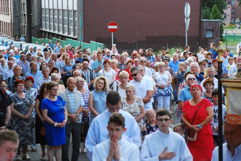 Procesja Bożego Ciała w świetochłowickich Lipinach: 20 czerwca, po uroczystej mszy świętej odprawionej w kościele św. Augustyna ulicami Lipin przeszła barwna procesja Bożego Ciała. Wzięły w niej udział prawdziwe tłumy! Tutejsza uroczystość ma wyjątkowy charakter, ponieważ mieszkańcy ubierają się w tradycyjne stroje regionalne.