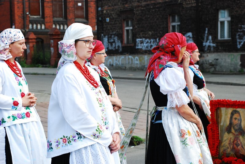 Procesja Bożego Ciała w świetochłowickich Lipinach: 20 czerwca, po uroczystej mszy świętej odprawionej w kościele św. Augustyna ulicami Lipin przeszła barwna procesja Bożego Ciała. Wzięły w niej udział prawdziwe tłumy! Tutejsza uroczystość ma wyjątkowy charakter, ponieważ mieszkańcy ubierają się w tradycyjne stroje regionalne.