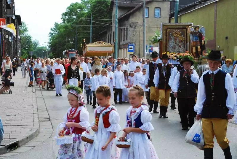 Procesja Bożego Ciała w świetochłowickich Lipinach: 20 czerwca, po uroczystej mszy świętej odprawionej w kościele św. Augustyna ulicami Lipin przeszła barwna procesja Bożego Ciała. Wzięły w niej udział prawdziwe tłumy! Tutejsza uroczystość ma wyjątkowy charakter, ponieważ mieszkańcy ubierają się w tradycyjne stroje regionalne.