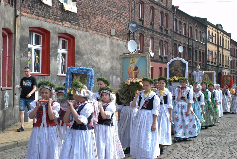 Procesja Bożego Ciała w świetochłowickich Lipinach: 20 czerwca, po uroczystej mszy świętej odprawionej w kościele św. Augustyna ulicami Lipin przeszła barwna procesja Bożego Ciała. Wzięły w niej udział prawdziwe tłumy! Tutejsza uroczystość ma wyjątkowy charakter, ponieważ mieszkańcy ubierają się w tradycyjne stroje regionalne.