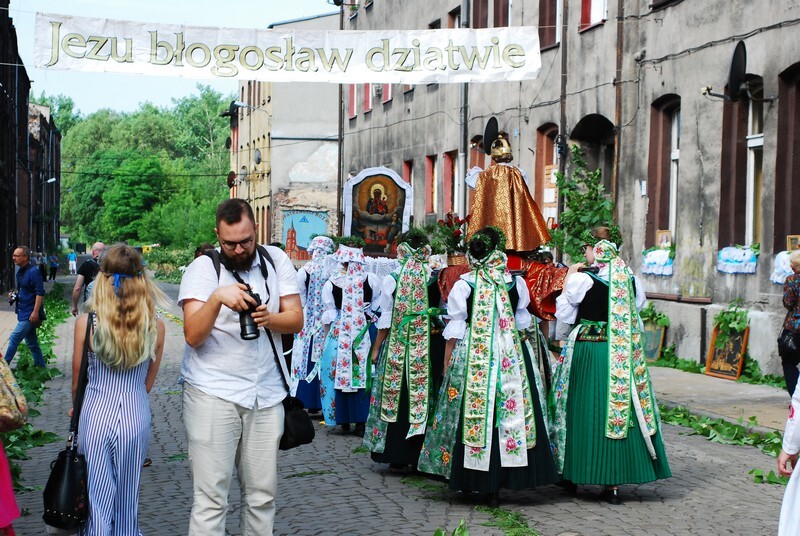 Procesja Bożego Ciała w świetochłowickich Lipinach: 20 czerwca, po uroczystej mszy świętej odprawionej w kościele św. Augustyna ulicami Lipin przeszła barwna procesja Bożego Ciała. Wzięły w niej udział prawdziwe tłumy! Tutejsza uroczystość ma wyjątkowy charakter, ponieważ mieszkańcy ubierają się w tradycyjne stroje regionalne.