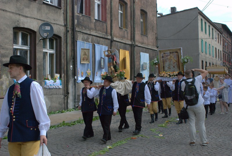 Procesja Bożego Ciała w świetochłowickich Lipinach: 20 czerwca, po uroczystej mszy świętej odprawionej w kościele św. Augustyna ulicami Lipin przeszła barwna procesja Bożego Ciała. Wzięły w niej udział prawdziwe tłumy! Tutejsza uroczystość ma wyjątkowy charakter, ponieważ mieszkańcy ubierają się w tradycyjne stroje regionalne.