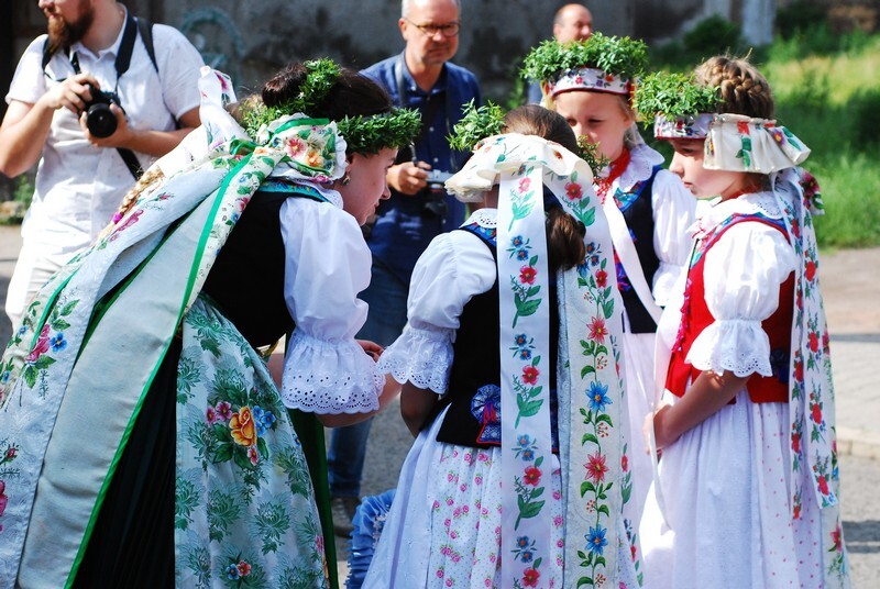 Procesja Bożego Ciała w świetochłowickich Lipinach: 20 czerwca, po uroczystej mszy świętej odprawionej w kościele św. Augustyna ulicami Lipin przeszła barwna procesja Bożego Ciała. Wzięły w niej udział prawdziwe tłumy! Tutejsza uroczystość ma wyjątkowy charakter, ponieważ mieszkańcy ubierają się w tradycyjne stroje regionalne.