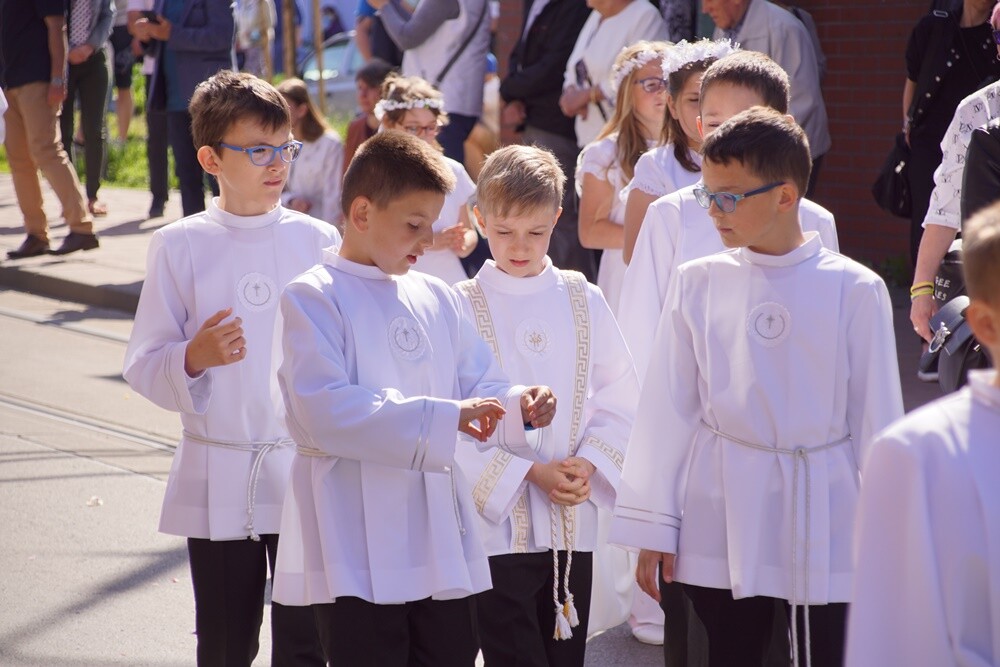 Jak co roku w Lipinach odbyła się procesja Bożego Ciała w tradycyjnych śląskich strojach. W tym roku dopisała pogoda i było bardzo dużo osób.