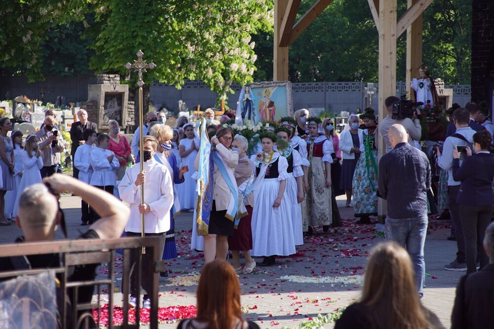 Jak co roku w Lipinach odbyła się procesja Bożego Ciała w tradycyjnych śląskich strojach. W tym roku dopisała pogoda i było bardzo dużo osób.