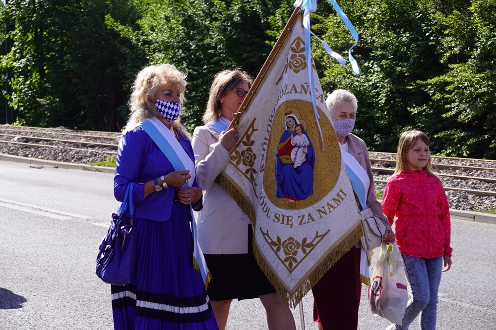 Jak co roku w Lipinach odbyła się procesja Bożego Ciała w tradycyjnych śląskich strojach. W tym roku dopisała pogoda i było bardzo dużo osób.