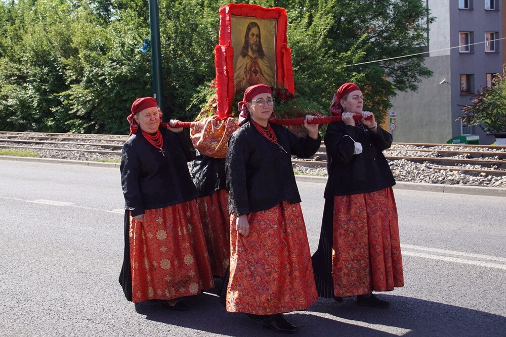Jak co roku w Lipinach odbyła się procesja Bożego Ciała w tradycyjnych śląskich strojach. W tym roku dopisała pogoda i było bardzo dużo osób.