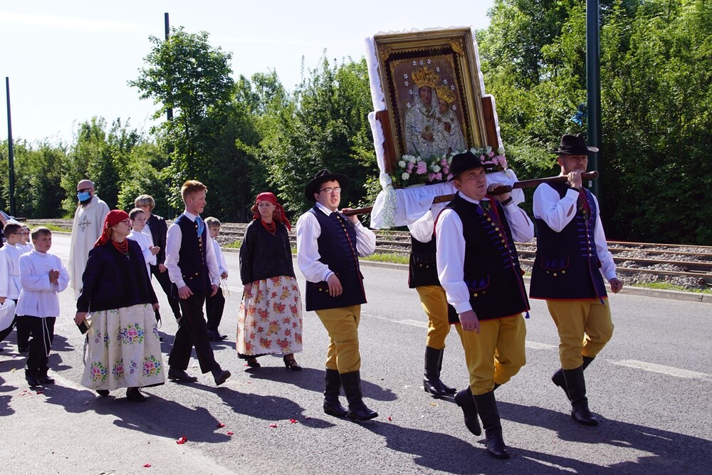 Jak co roku w Lipinach odbyła się procesja Bożego Ciała w tradycyjnych śląskich strojach. W tym roku dopisała pogoda i było bardzo dużo osób.